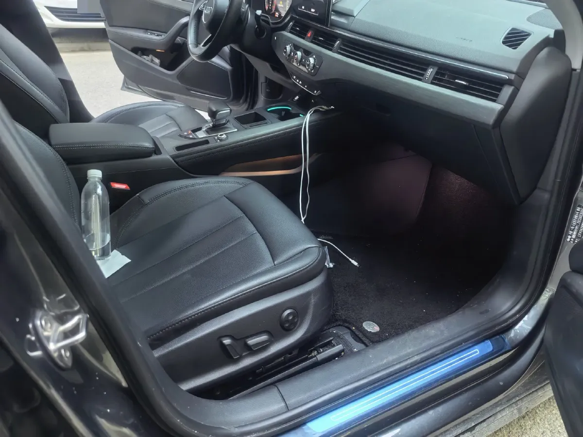 2023 Audi A4L 2.0T 190HP L4 7DCT,autocango,china used car exporter,china ev exporter,chinese used car exporter,chinese used ev exporter