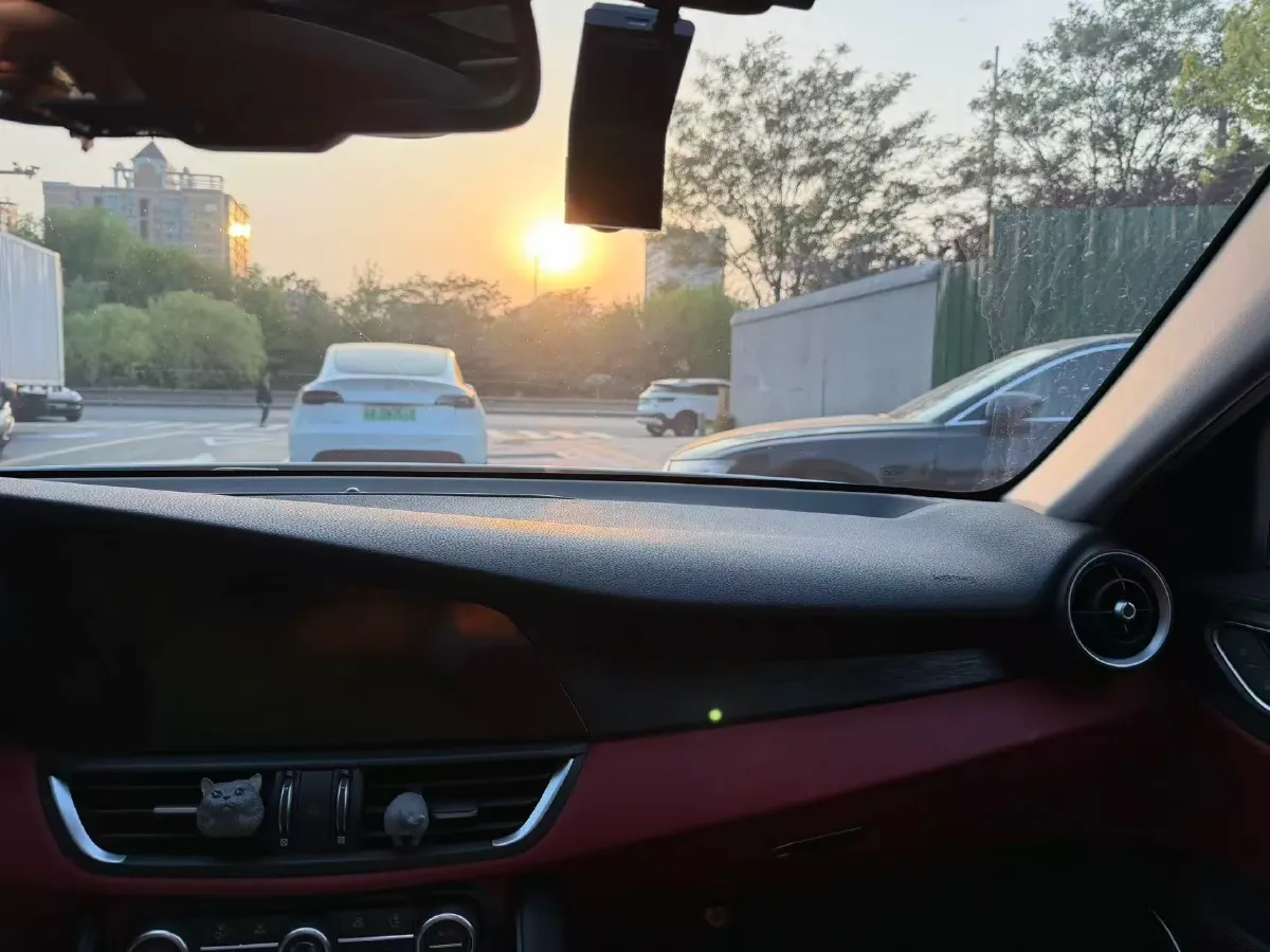 2020 Alfa Romeo Giulia 2.0T 280HP L4 8AT,autocango,china used car exporter,china ev exporter,chinese used car exporter,chinese used ev exporter