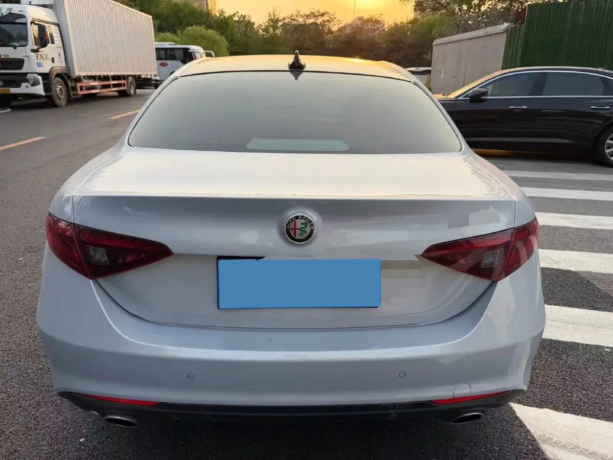 2020 Alfa Romeo Giulia 2.0T 280HP L4 8AT,autocango,china used car exporter,china ev exporter,chinese used car exporter,chinese used ev exporter