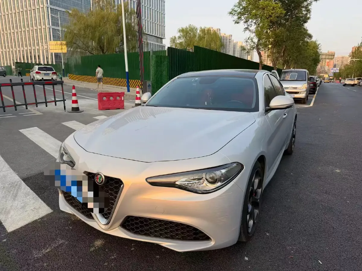 2020 Alfa Romeo Giulia 2.0T 280HP L4 8AT,autocango,china used car exporter,china ev exporter,chinese used car exporter,chinese used ev exporter