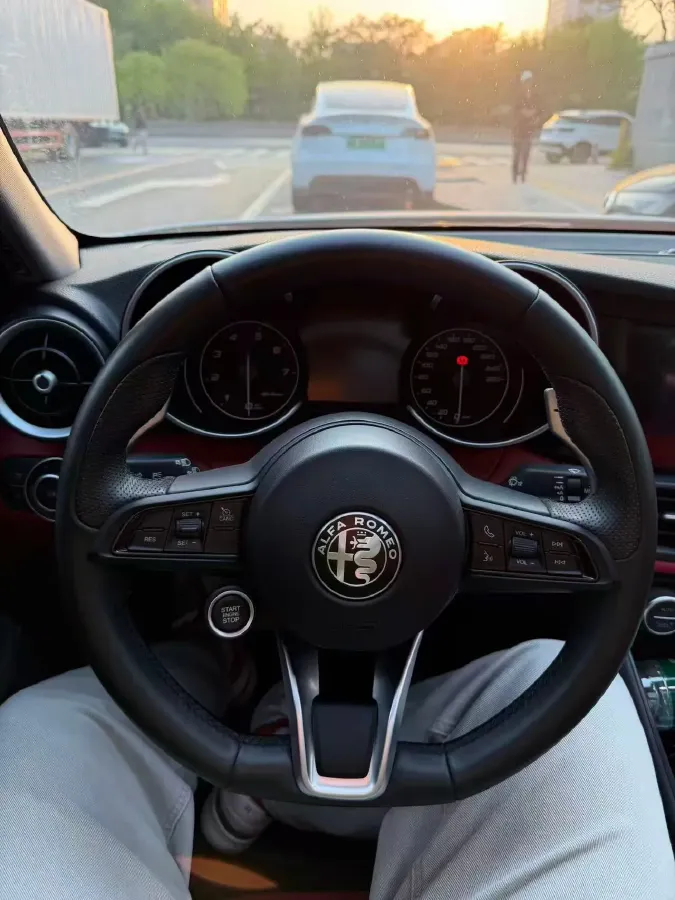 2020 Alfa Romeo Giulia 2.0T 280HP L4 8AT,autocango,china used car exporter,china ev exporter,chinese used car exporter,chinese used ev exporter