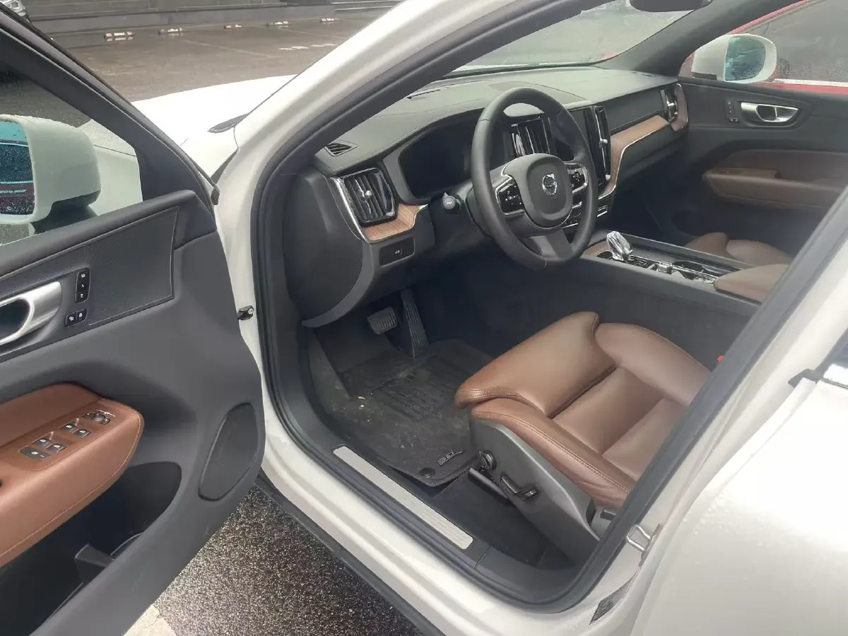 2023 Volvo XC60 2.0T 250HP L4 8AT,autocango,china used car exporter,china ev exporter,chinese used car exporter,chinese used ev exporter