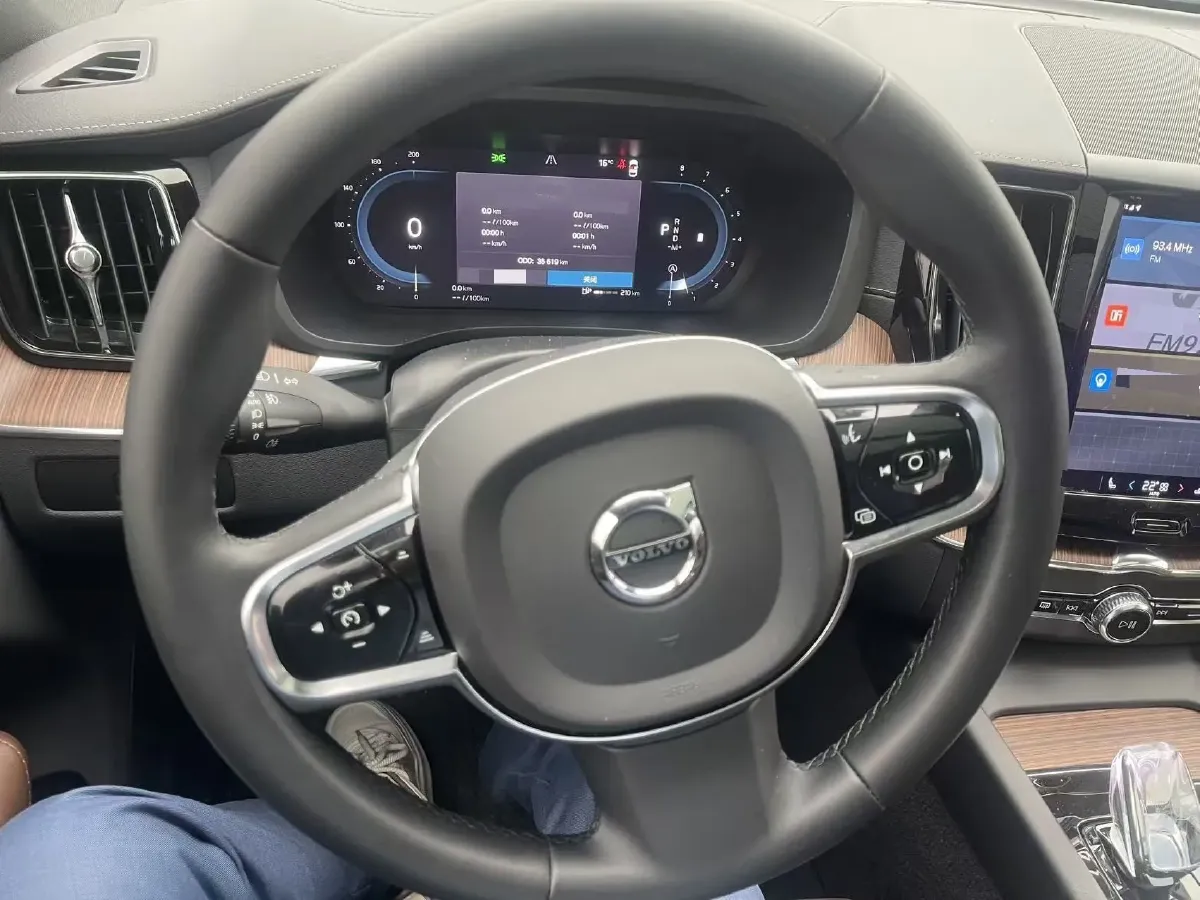 2023 Volvo XC60 2.0T 250HP L4 8AT,autocango,china used car exporter,china ev exporter,chinese used car exporter,chinese used ev exporter