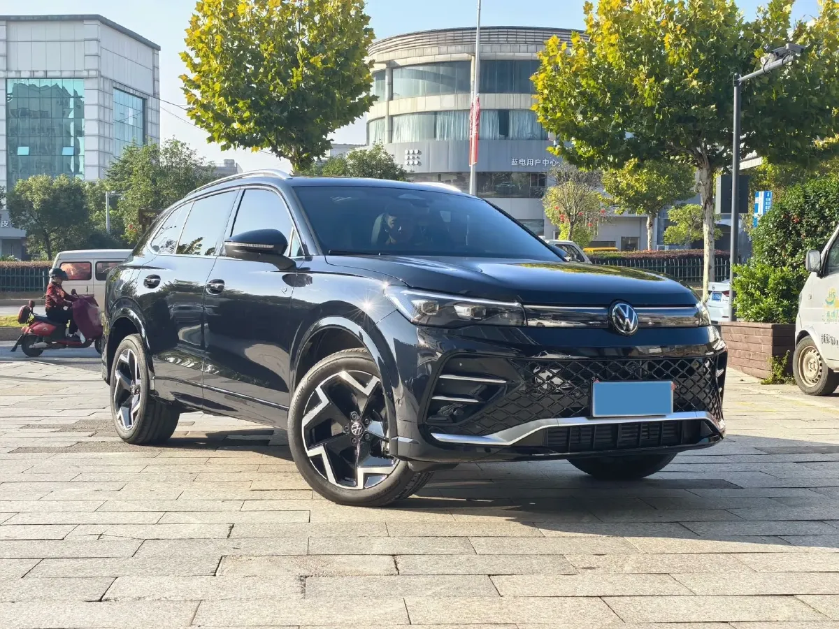 2025 Volkswagen Tiguan L 2.0T 220HP L4 7DCT,autocango,china used car exporter,china ev exporter,chinese used car exporter,chinese used ev exporter