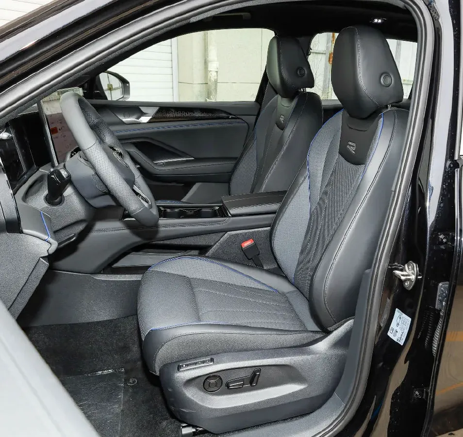 2025 Volkswagen Tiguan L 2.0T 220HP L4 7DCT,autocango,china used car exporter,china ev exporter,chinese used car exporter,chinese used ev exporter