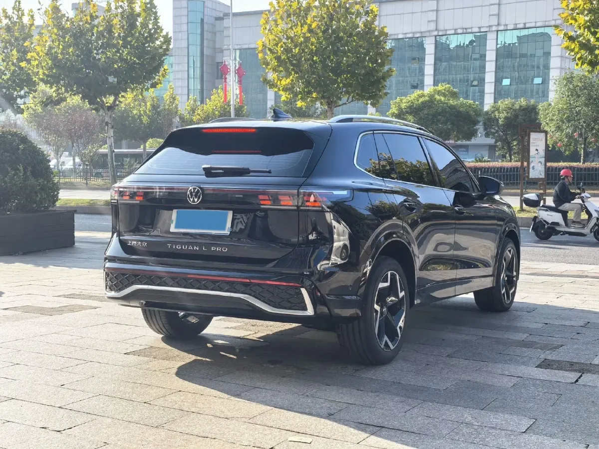 2025 Volkswagen Tiguan L 2.0T 220HP L4 7DCT,autocango,china used car exporter,china ev exporter,chinese used car exporter,chinese used ev exporter