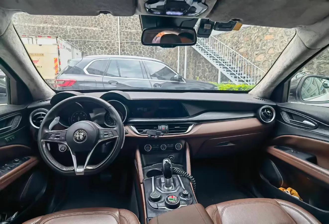 2017 Alfa Romeo Stelvio 2.0T 280HP L4 8AT,autocango,china used car exporter,china ev exporter,chinese used car exporter,chinese used ev exporter