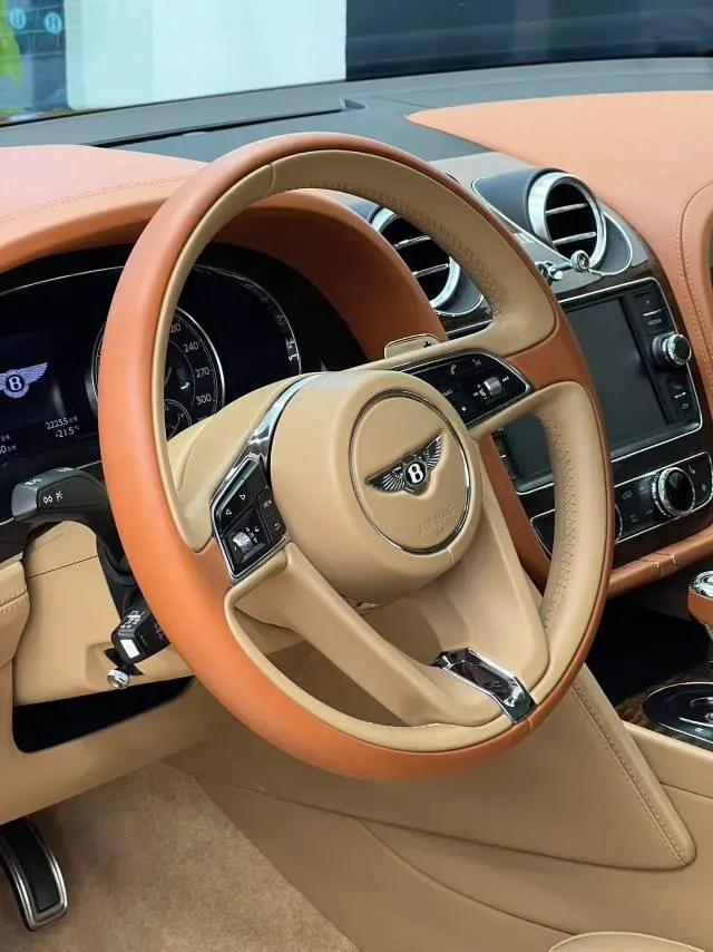 2018 Bentley Bentayga 4.0T 550HP V8 8AT,autocango,china used car exporter,china ev exporter,chinese used car exporter,chinese used ev exporter