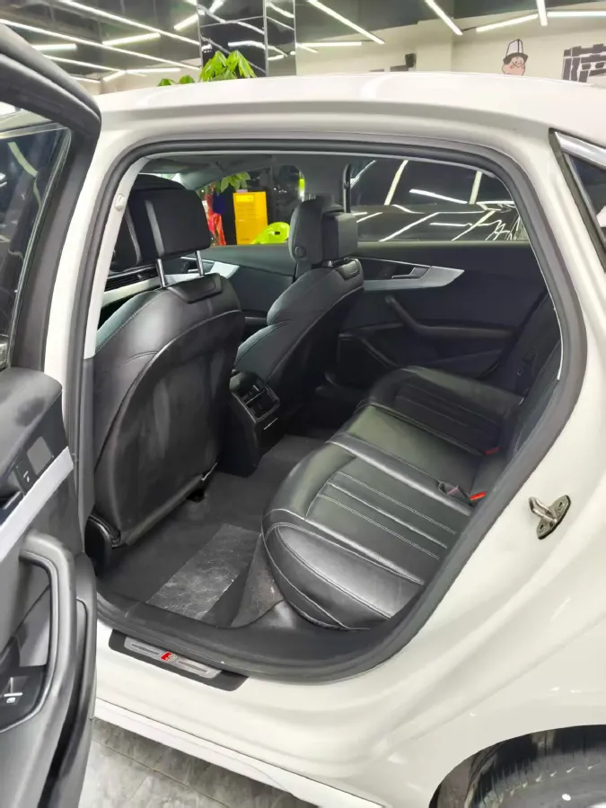 2022 Audi A4L 2.0T 190HP L4 7DCT,autocango,china used car exporter,china ev exporter,chinese used car exporter,chinese used ev exporter