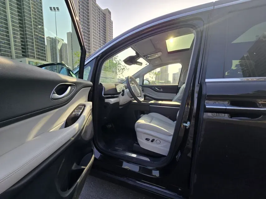 2025 Voyah Dream 1.5T 150HP L4 PHEV 41.7KWH,autocango,china used car exporter,china ev exporter,chinese used car exporter,chinese used ev exporter