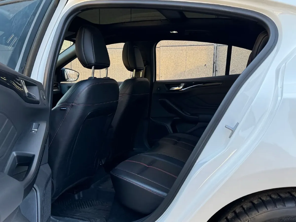 2022 Ford Focus 1.5T 177HP L4 6AT,autocango,china used car exporter,china ev exporter,chinese used car exporter,chinese used ev exporter