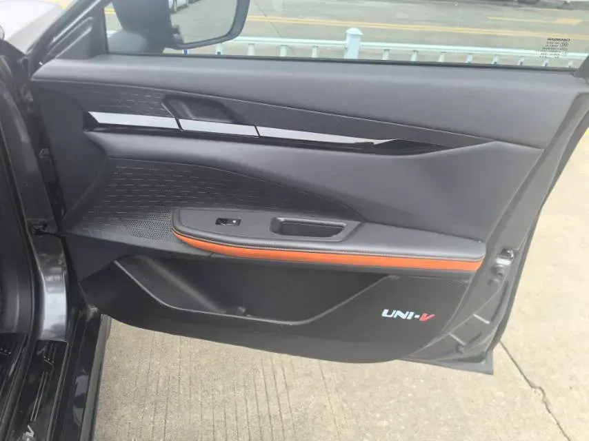 2022 ChangAn UNI-V 1.5T 188HP L4 7DCT,autocango,china used car exporter,china ev exporter,chinese used car exporter,chinese used ev exporter