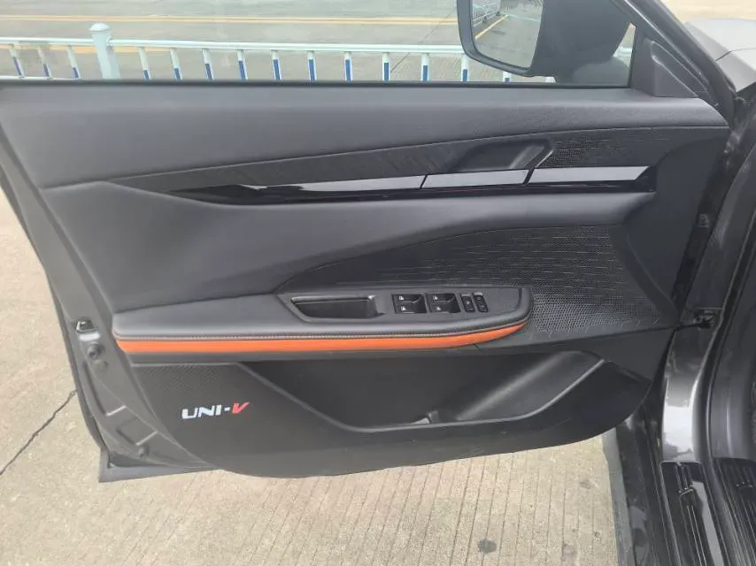 2022 ChangAn UNI-V 1.5T 188HP L4 7DCT,autocango,china used car exporter,china ev exporter,chinese used car exporter,chinese used ev exporter