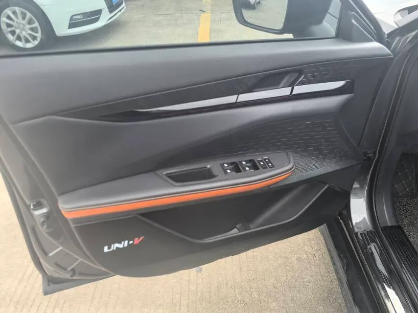 2022 ChangAn UNI-V 1.5T 188HP L4 7DCT,autocango,china used car exporter,china ev exporter,chinese used car exporter,chinese used ev exporter