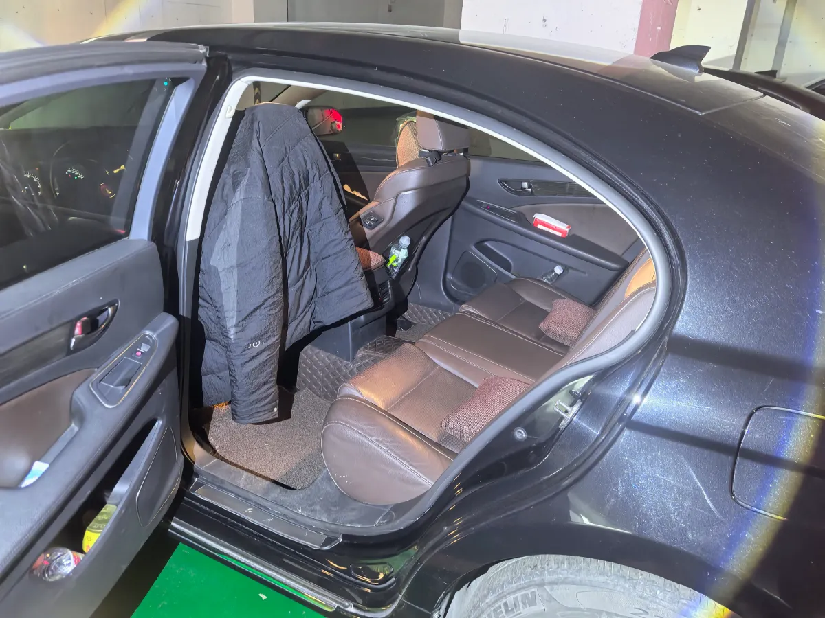 2017 HongQi H7 2.0T 204HP L4 6AT,autocango,china used car exporter,china ev exporter,chinese used car exporter,chinese used ev exporter