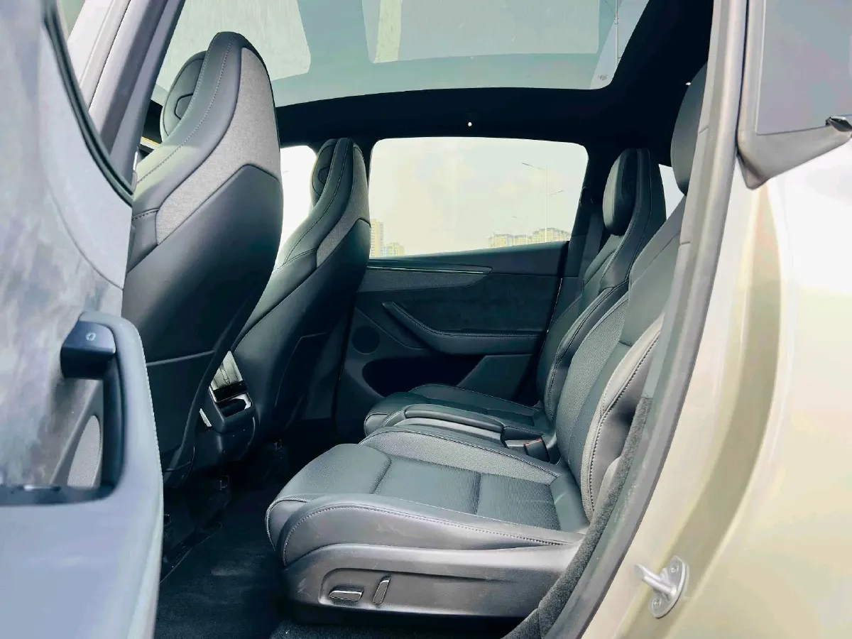 2025 Tesla Model Y L BEV,autocango,china used car exporter,china ev exporter,chinese used car exporter,chinese used ev exporter