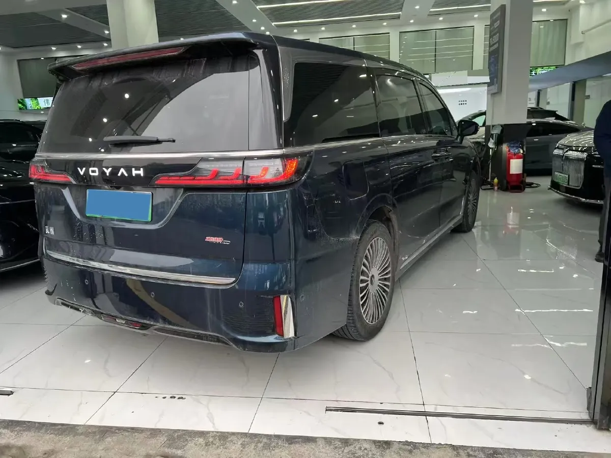 2025 Voyah Dream 1.5T 150HP L4 PHEV 41.7KWH,autocango,china used car exporter,china ev exporter,chinese used car exporter,chinese used ev exporter