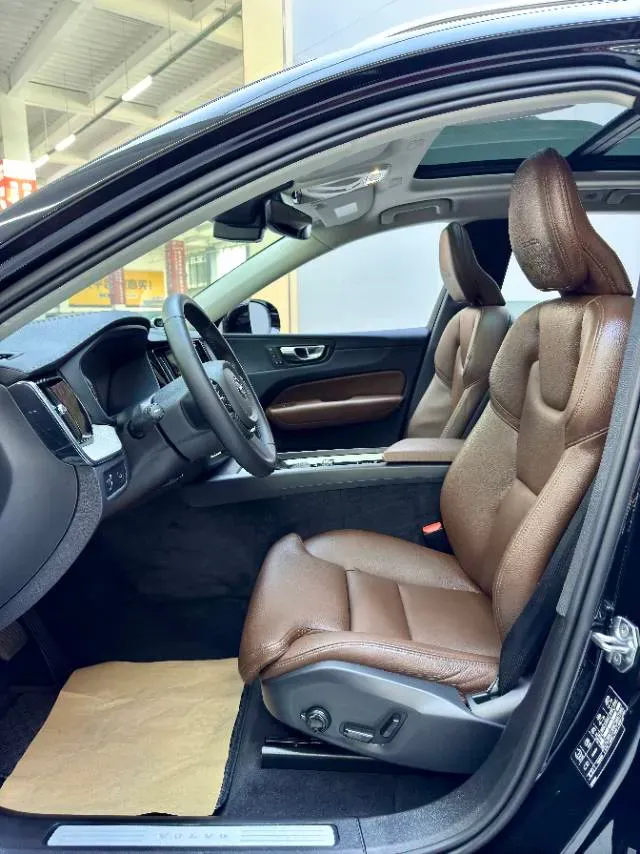2020 Volvo XC60 2.0T 254HP L4 8AT,autocango,china used car exporter,china ev exporter,chinese used car exporter,chinese used ev exporter
