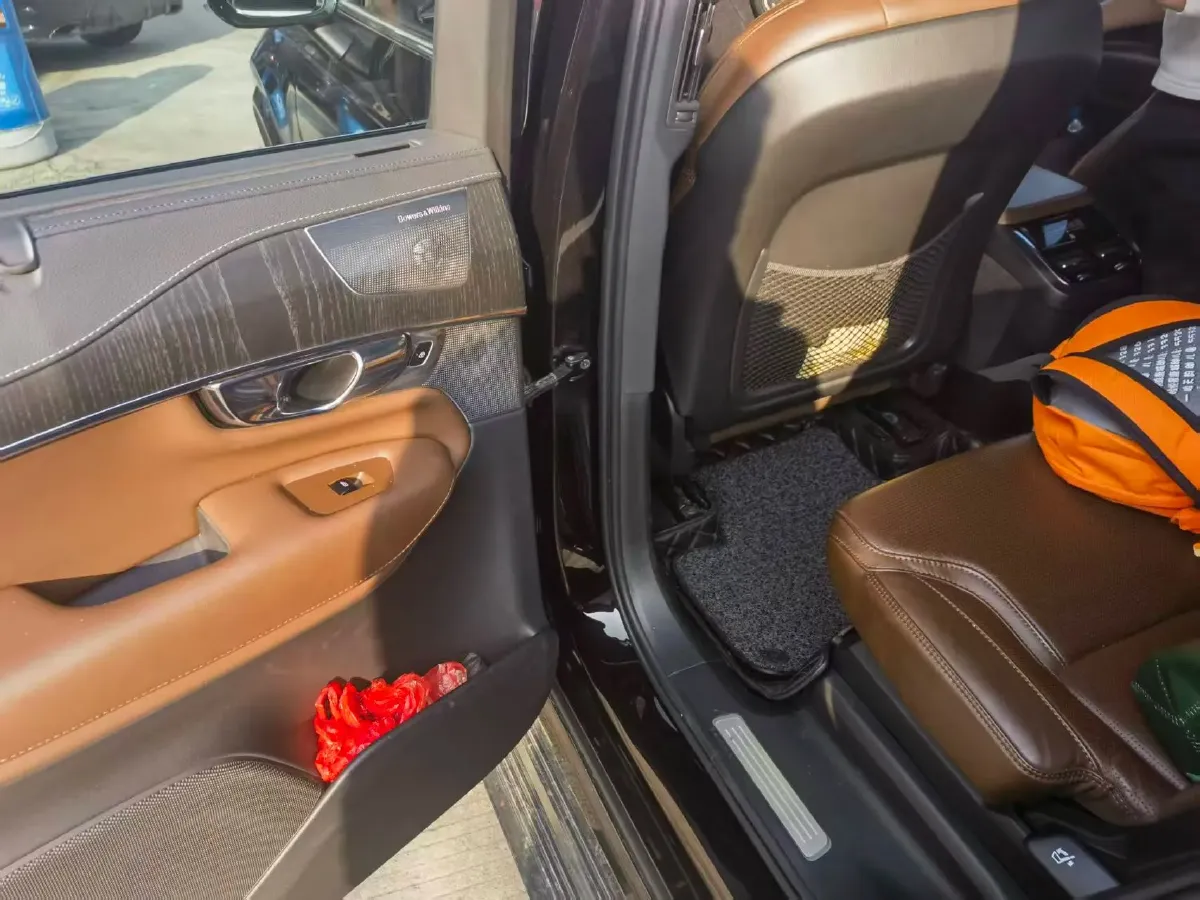 2021 Volvo XC90 2.0T 299HP L4 8AT,autocango,china used car exporter,china ev exporter,chinese used car exporter,chinese used ev exporter