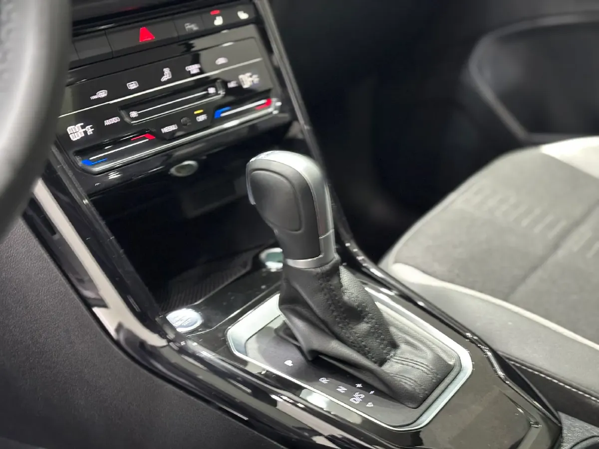 2022 Volkswagen T-Roc 1.4T 150HP L4 7DCT,autocango,china used car exporter,china ev exporter,chinese used car exporter,chinese used ev exporter