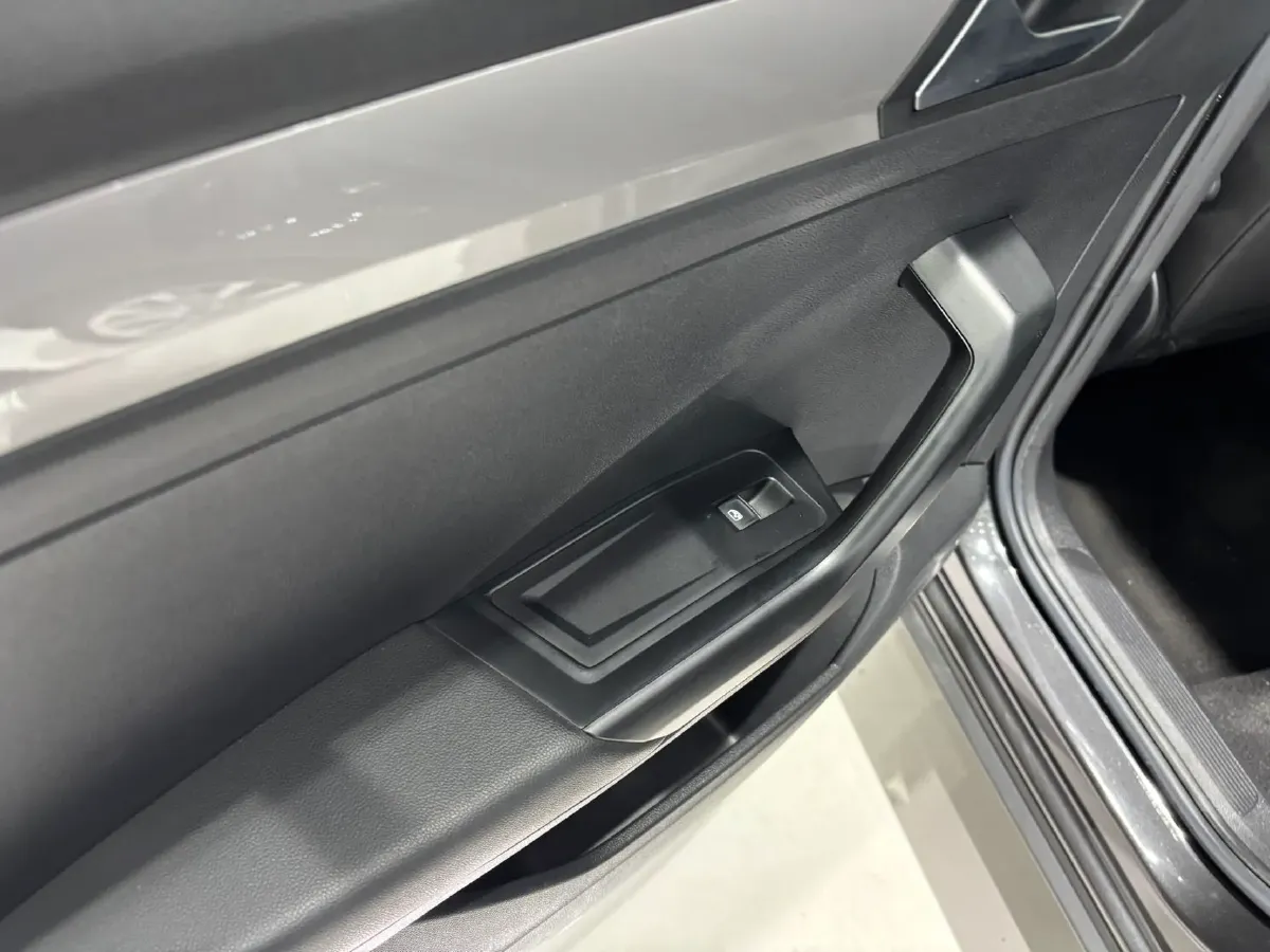 2022 Volkswagen T-Roc 1.4T 150HP L4 7DCT,autocango,china used car exporter,china ev exporter,chinese used car exporter,chinese used ev exporter