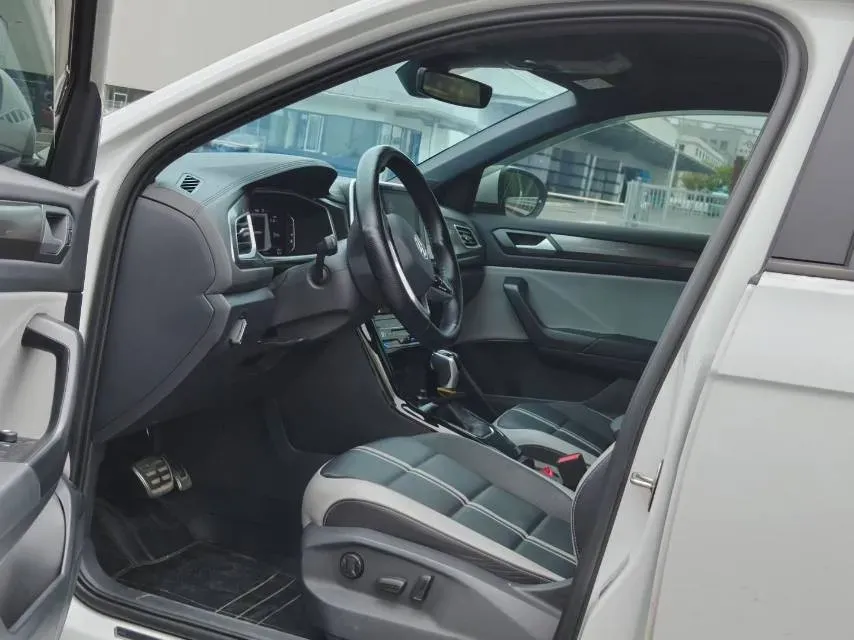 2023 Volkswagen T-Roc 1.5T 160HP L4 7DCT,autocango,china used car exporter,china ev exporter,chinese used car exporter,chinese used ev exporter