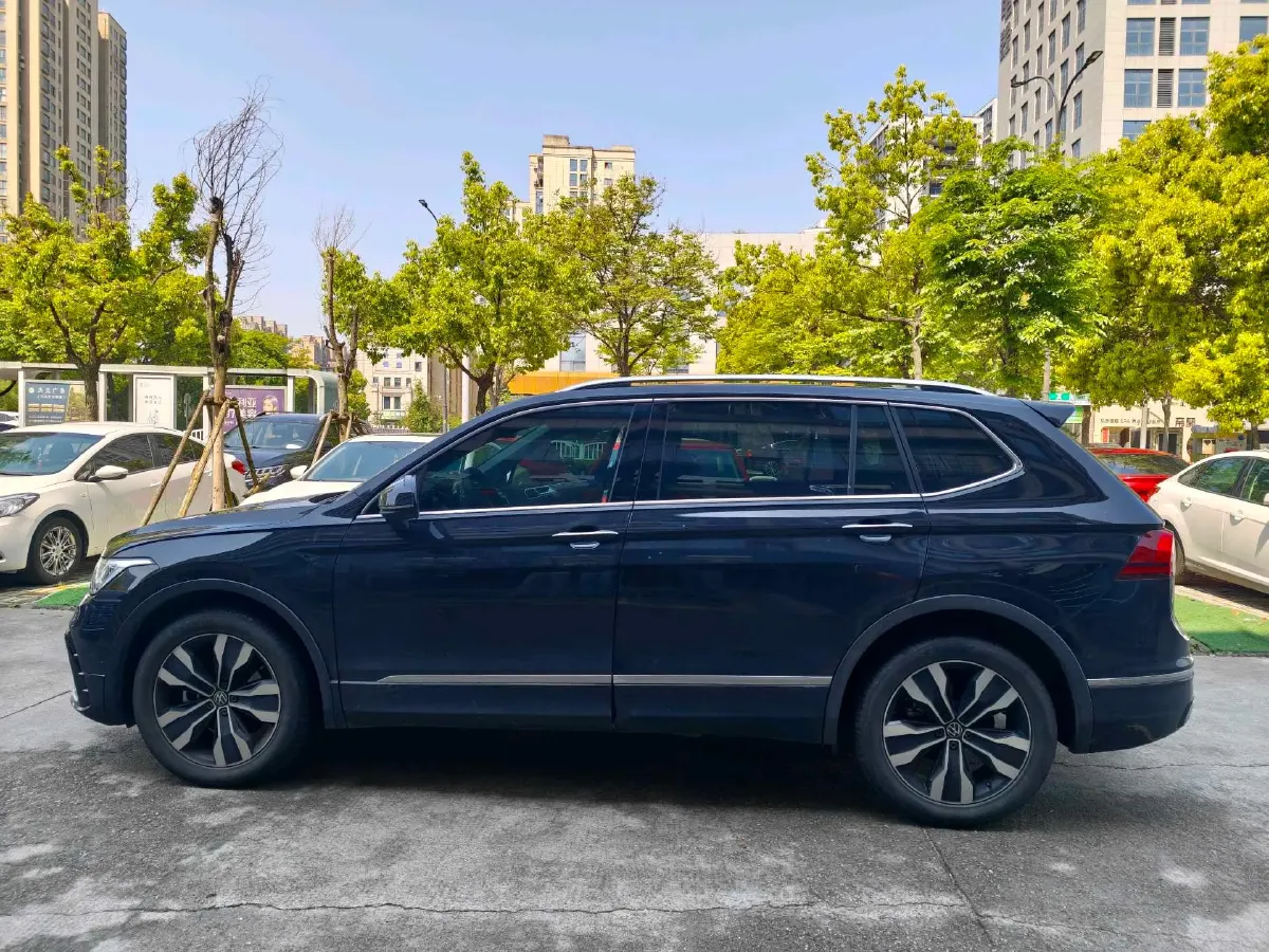 2024 Volkswagen Tiguan L 2.0T 186HP L4 7DCT,autocango,china used car exporter,china ev exporter,chinese used car exporter,chinese used ev exporter