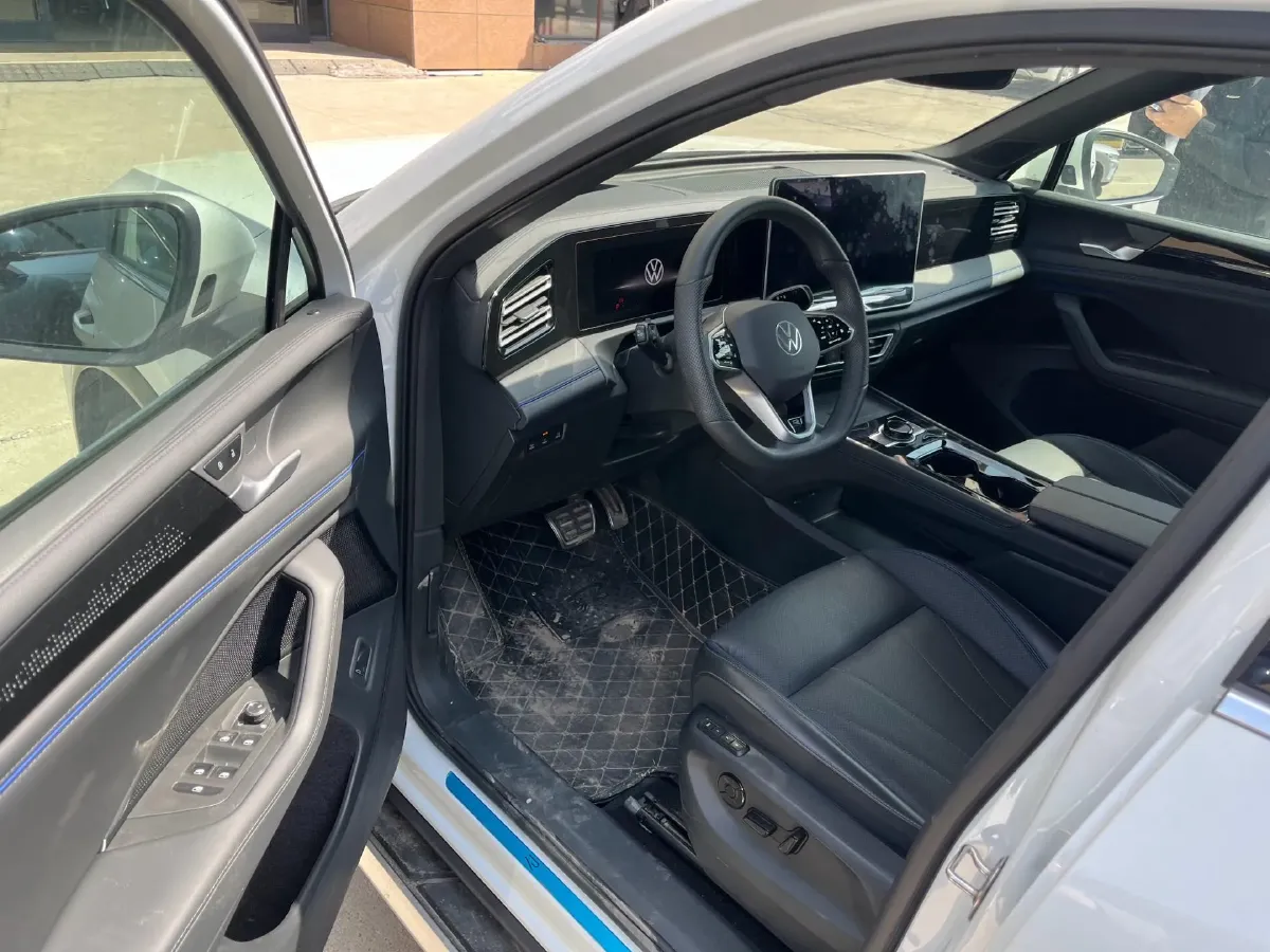 2024 Volkswagen Tiguan L 2.0T 220HP L4 7DCT,autocango,china used car exporter,china ev exporter,chinese used car exporter,chinese used ev exporter