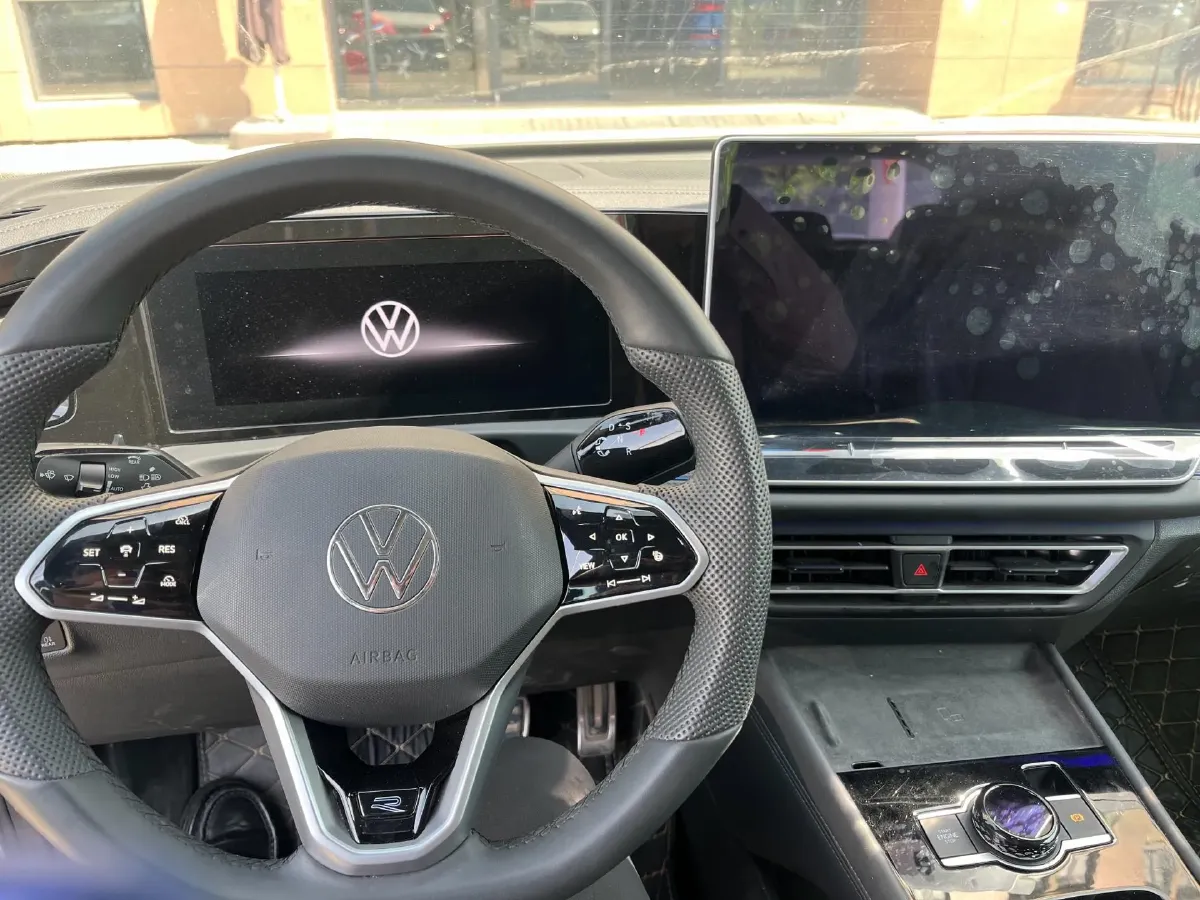 2024 Volkswagen Tiguan L 2.0T 220HP L4 7DCT,autocango,china used car exporter,china ev exporter,chinese used car exporter,chinese used ev exporter