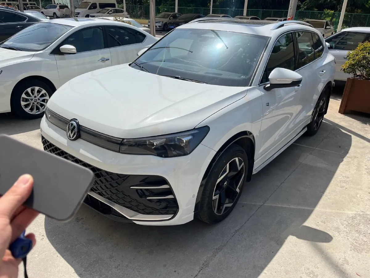 2024 Volkswagen Tiguan L 2.0T 220HP L4 7DCT,autocango,china used car exporter,china ev exporter,chinese used car exporter,chinese used ev exporter