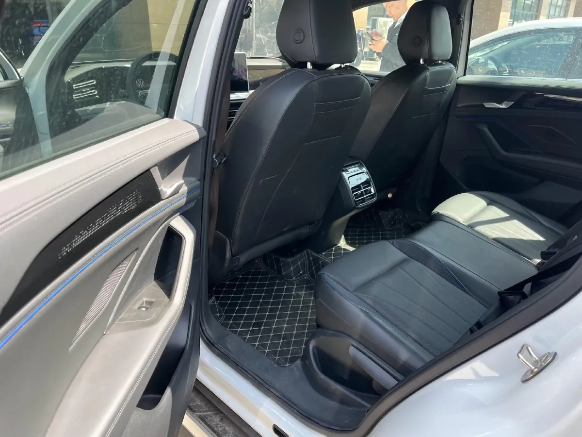 2024 Volkswagen Tiguan L 2.0T 220HP L4 7DCT,autocango,china used car exporter,china ev exporter,chinese used car exporter,chinese used ev exporter