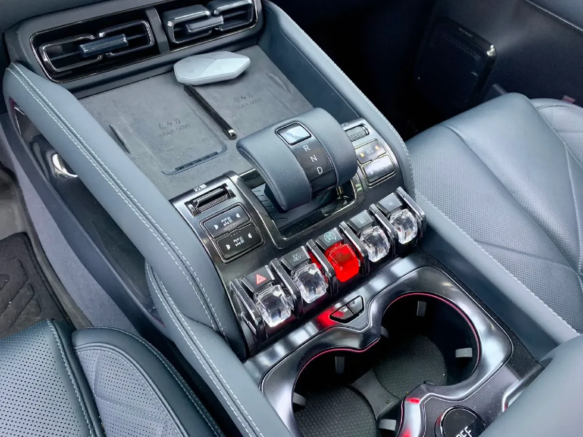 2025 FangChengBao Bao 5 1.5T 194HP L4 E-CVT PHEV 31.8KWH,autocango,china used car exporter,china ev exporter,chinese used car exporter,chinese used ev exporter