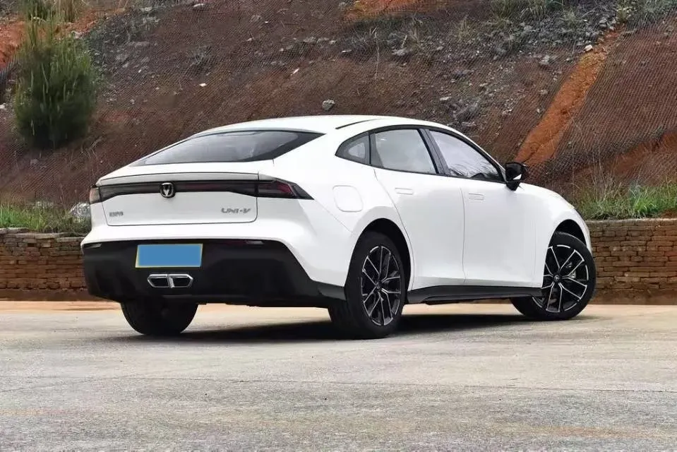 2024 ChangAn UNI-V iDD 1.5L 110HP L4 E-CVT PHEV 18.99KWH,autocango,china used car exporter,china ev exporter,chinese used car exporter,chinese used ev exporter