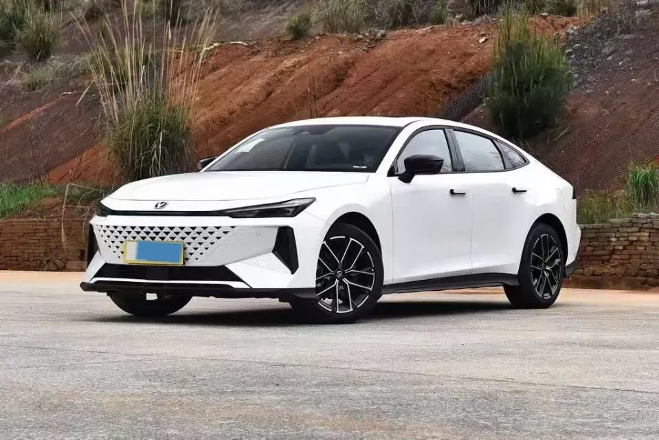 2024 ChangAn UNI-V iDD 1.5L 110HP L4 E-CVT PHEV 18.99KWH,autocango,china used car exporter,china ev exporter,chinese used car exporter,chinese used ev exporter