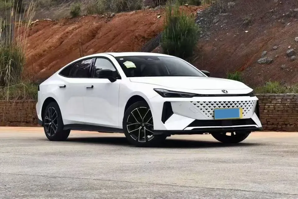 2024 ChangAn UNI-V iDD 1.5L 110HP L4 E-CVT PHEV 18.99KWH,autocango,china used car exporter,china ev exporter,chinese used car exporter,chinese used ev exporter