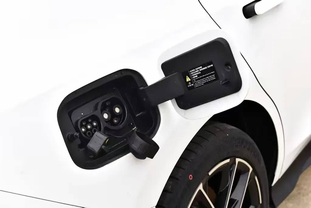 2024 ChangAn UNI-V iDD 1.5L 110HP L4 E-CVT PHEV 18.99KWH,autocango,china used car exporter,china ev exporter,chinese used car exporter,chinese used ev exporter