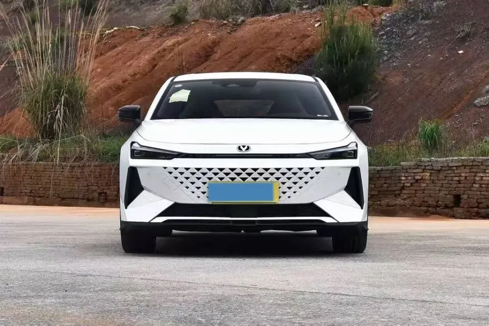 2024 ChangAn UNI-V iDD 1.5L 110HP L4 E-CVT PHEV 18.99KWH,autocango,china used car exporter,china ev exporter,chinese used car exporter,chinese used ev exporter