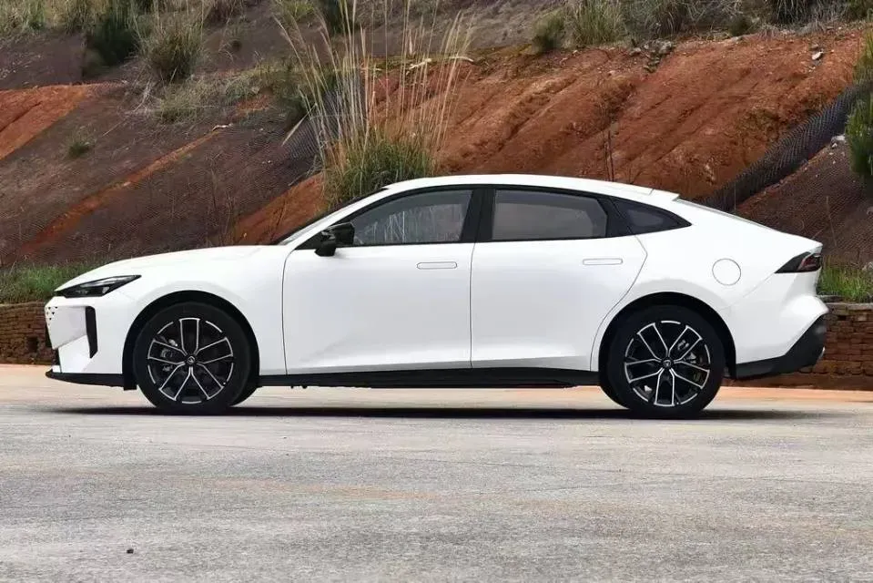 2024 ChangAn UNI-V iDD 1.5L 110HP L4 E-CVT PHEV 18.99KWH,autocango,china used car exporter,china ev exporter,chinese used car exporter,chinese used ev exporter