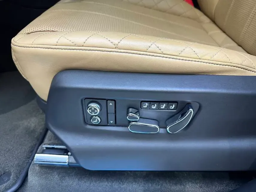 2017 Bentley Bentayga 6.0T 608HP W12 8AT,autocango,china used car exporter,china ev exporter,chinese used car exporter,chinese used ev exporter