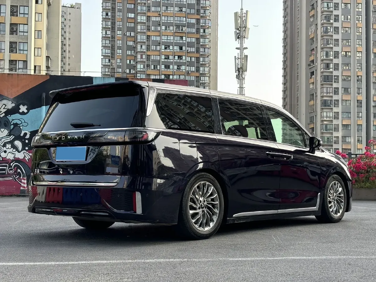 2024 Voyah Dream 1.5T 150HP L4 PHEV 43KWH,autocango,china used car exporter,china ev exporter,chinese used car exporter,chinese used ev exporter