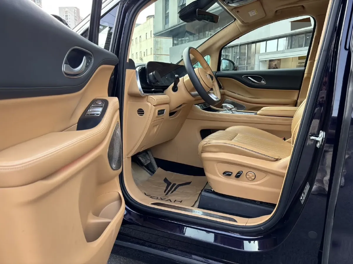 2024 Voyah Dream 1.5T 150HP L4 PHEV 43KWH,autocango,china used car exporter,china ev exporter,chinese used car exporter,chinese used ev exporter