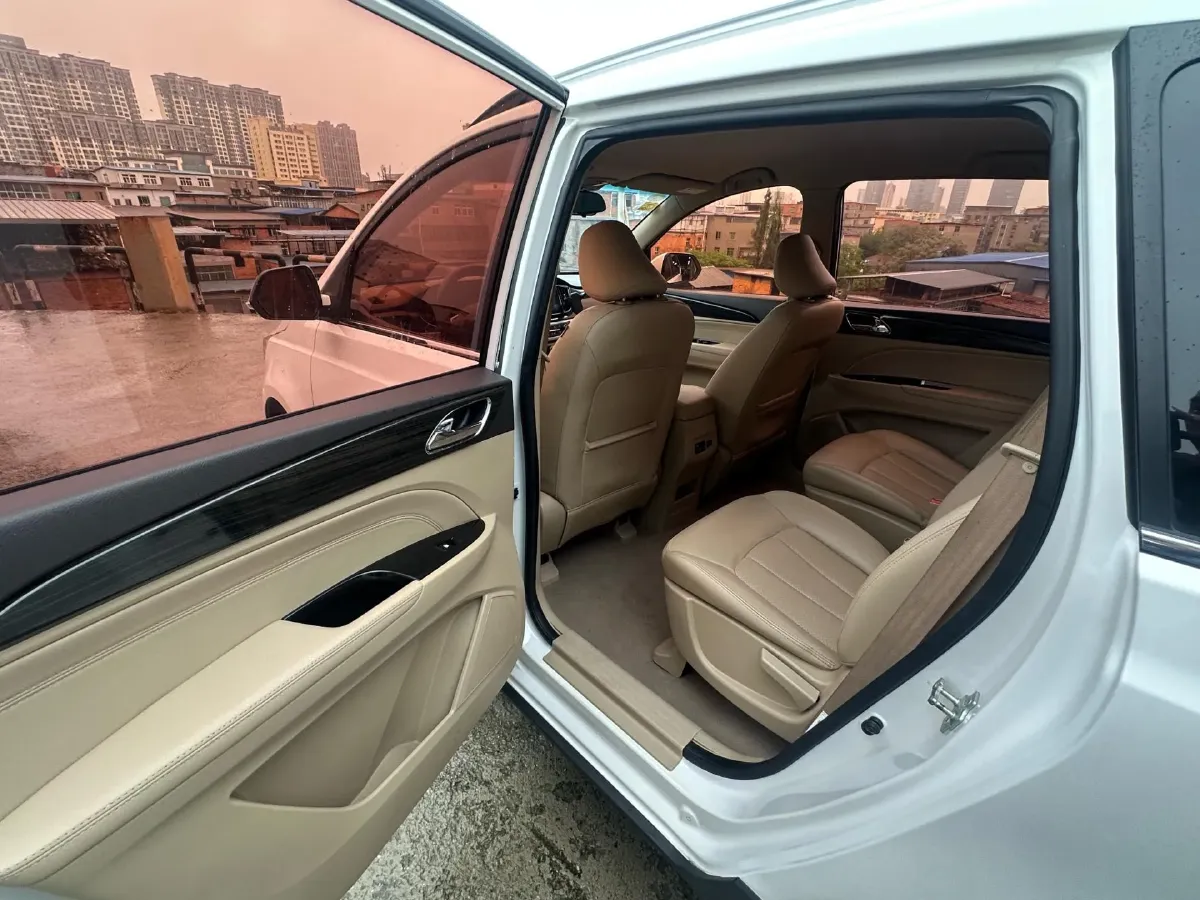 2016 BaoJun 560 1.5T 150HP L4 6MT,autocango,china used car exporter,china ev exporter,chinese used car exporter,chinese used ev exporter