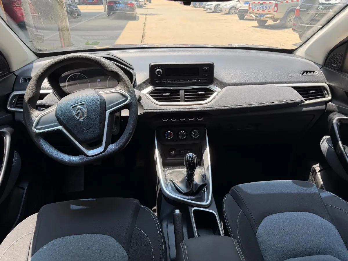 2018 BaoJun 530 1.5T 150HP L4 6MT,autocango,china used car exporter,china ev exporter,chinese used car exporter,chinese used ev exporter