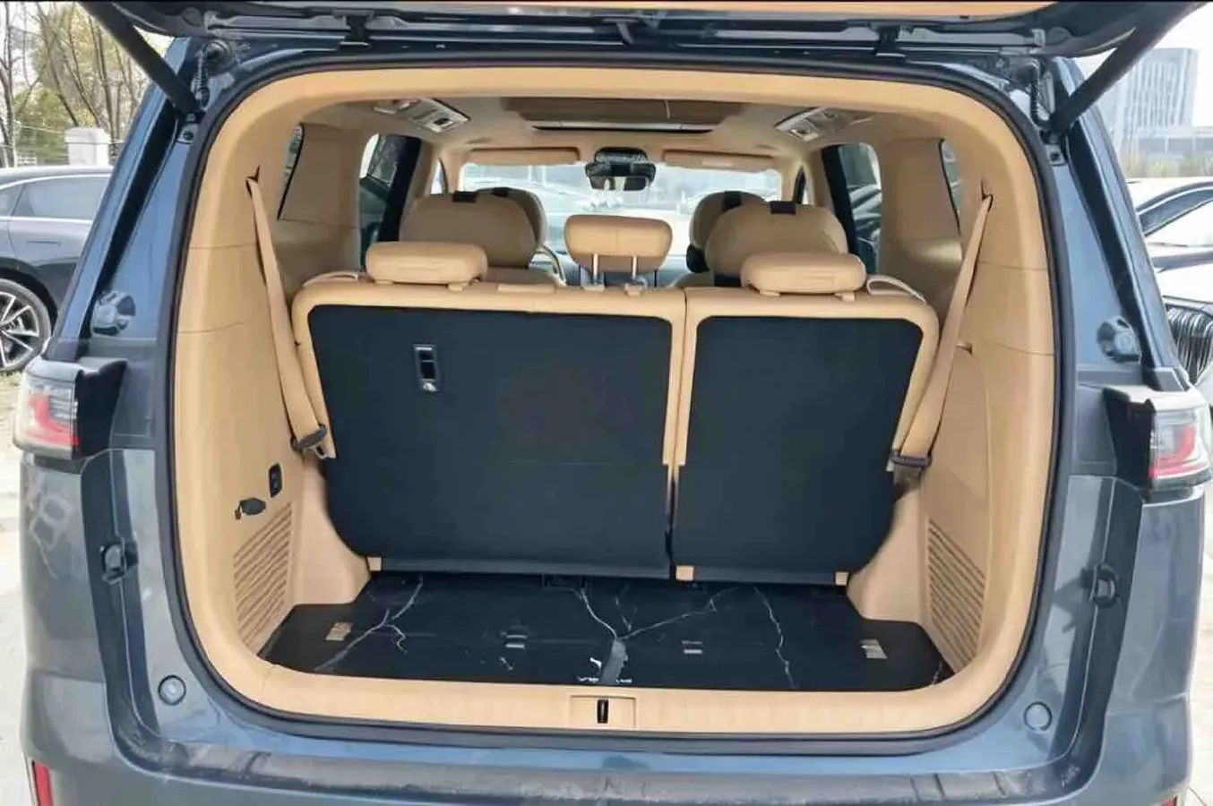 2025 Voyah Dream 1.5T 150HP L4 PHEV 41.7KWH,autocango,china used car exporter,china ev exporter,chinese used car exporter,chinese used ev exporter