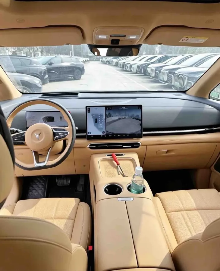 2025 Voyah Dream 1.5T 150HP L4 PHEV 41.7KWH,autocango,china used car exporter,china ev exporter,chinese used car exporter,chinese used ev exporter