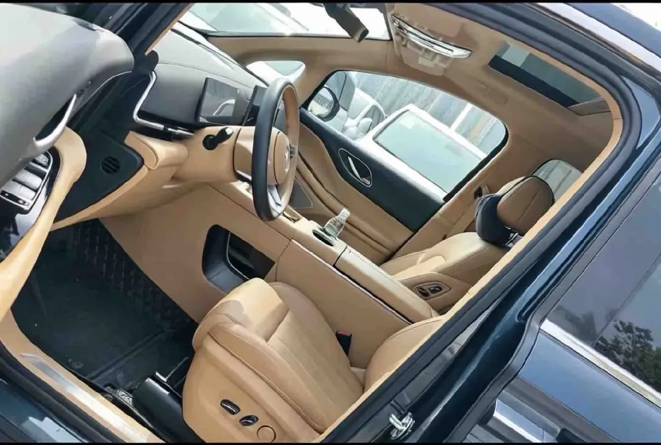 2025 Voyah Dream 1.5T 150HP L4 PHEV 41.7KWH,autocango,china used car exporter,china ev exporter,chinese used car exporter,chinese used ev exporter