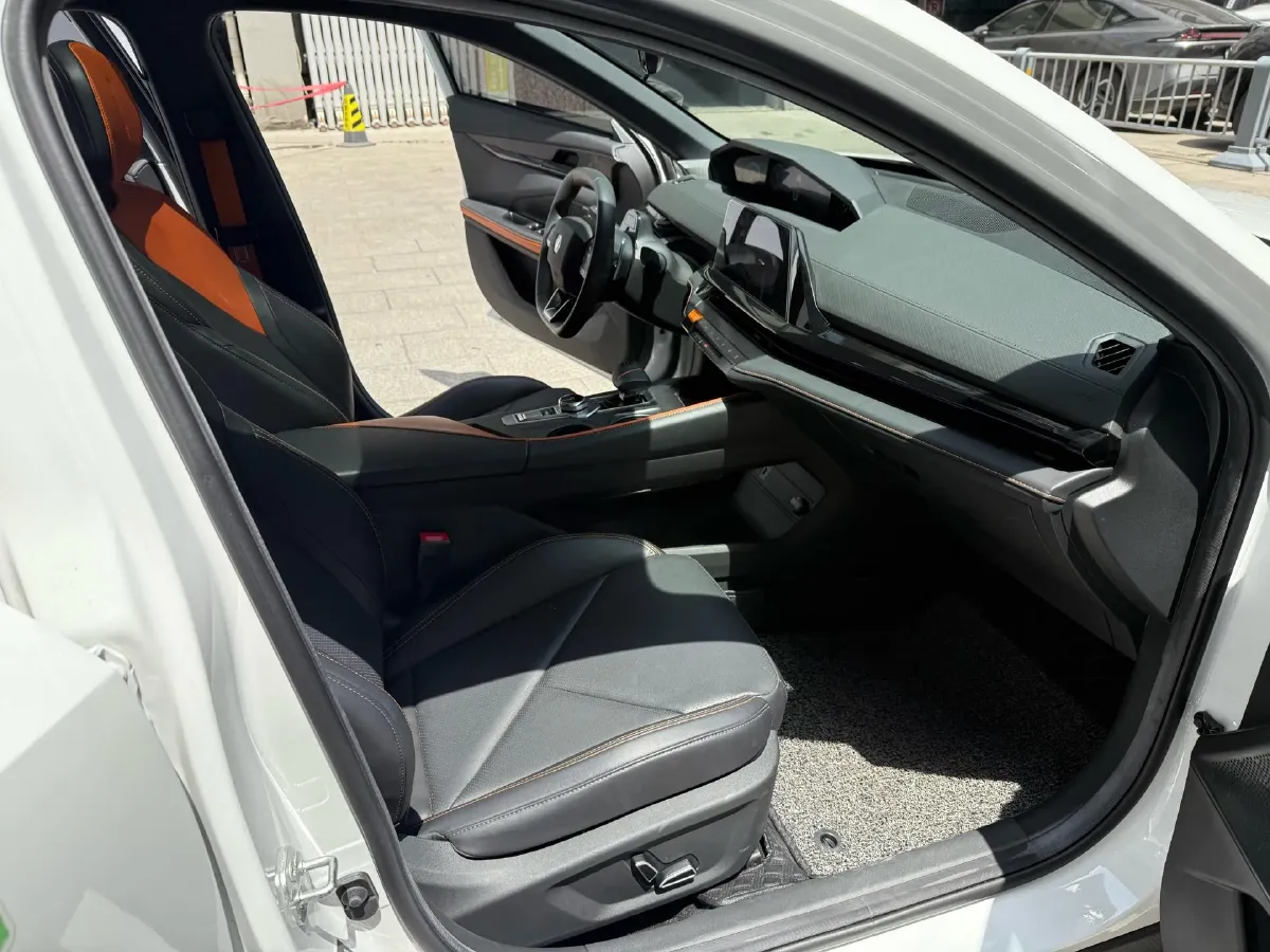 2022 ChangAn UNI-V 1.5T 188HP L4 7DCT,autocango,china used car exporter,china ev exporter,chinese used car exporter,chinese used ev exporter