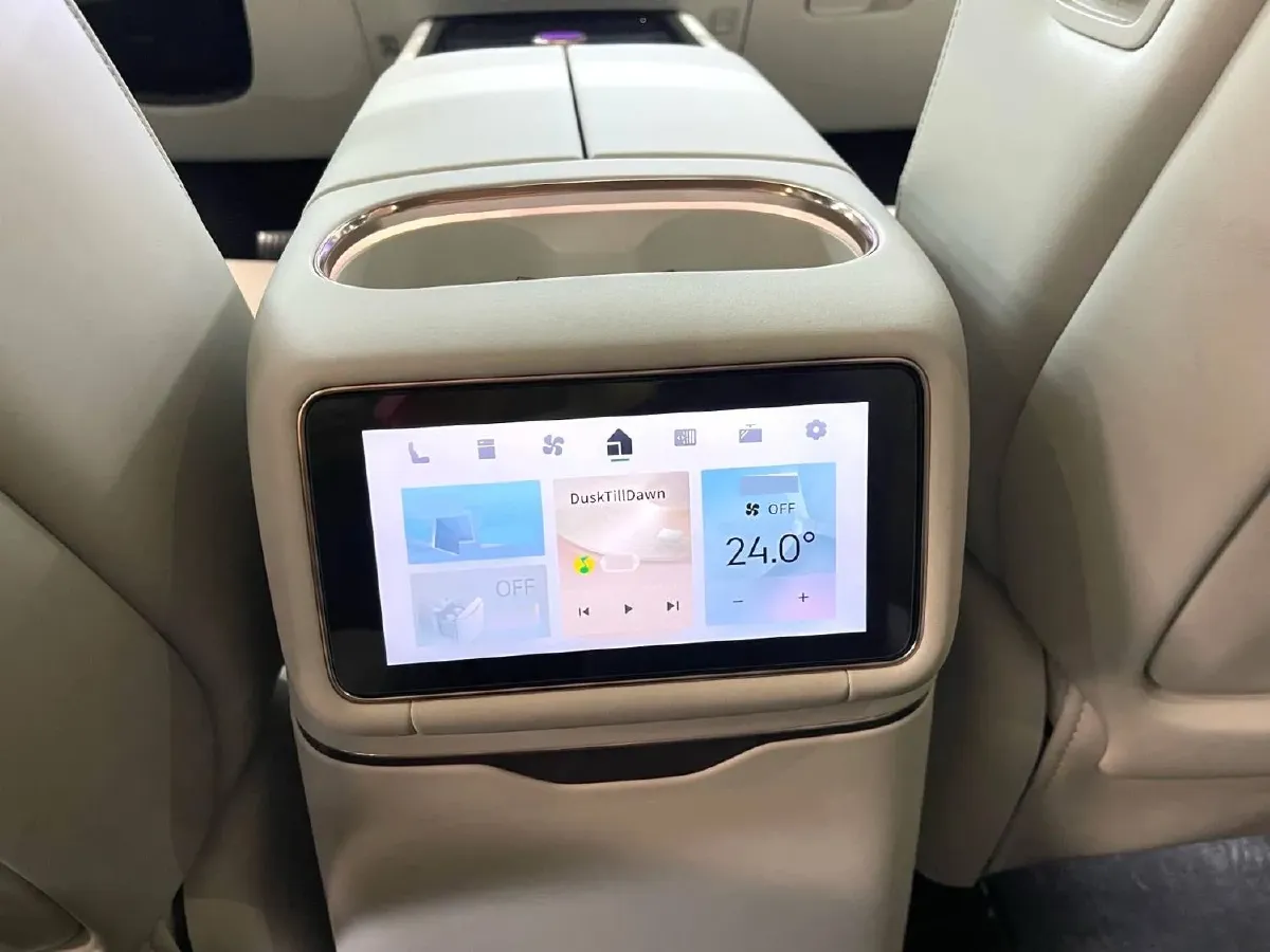 2025 LYNK&CO 900 2.0T 254HP L4 3DHT PHEV,autocango,china used car exporter,china ev exporter,chinese used car exporter,chinese used ev exporter