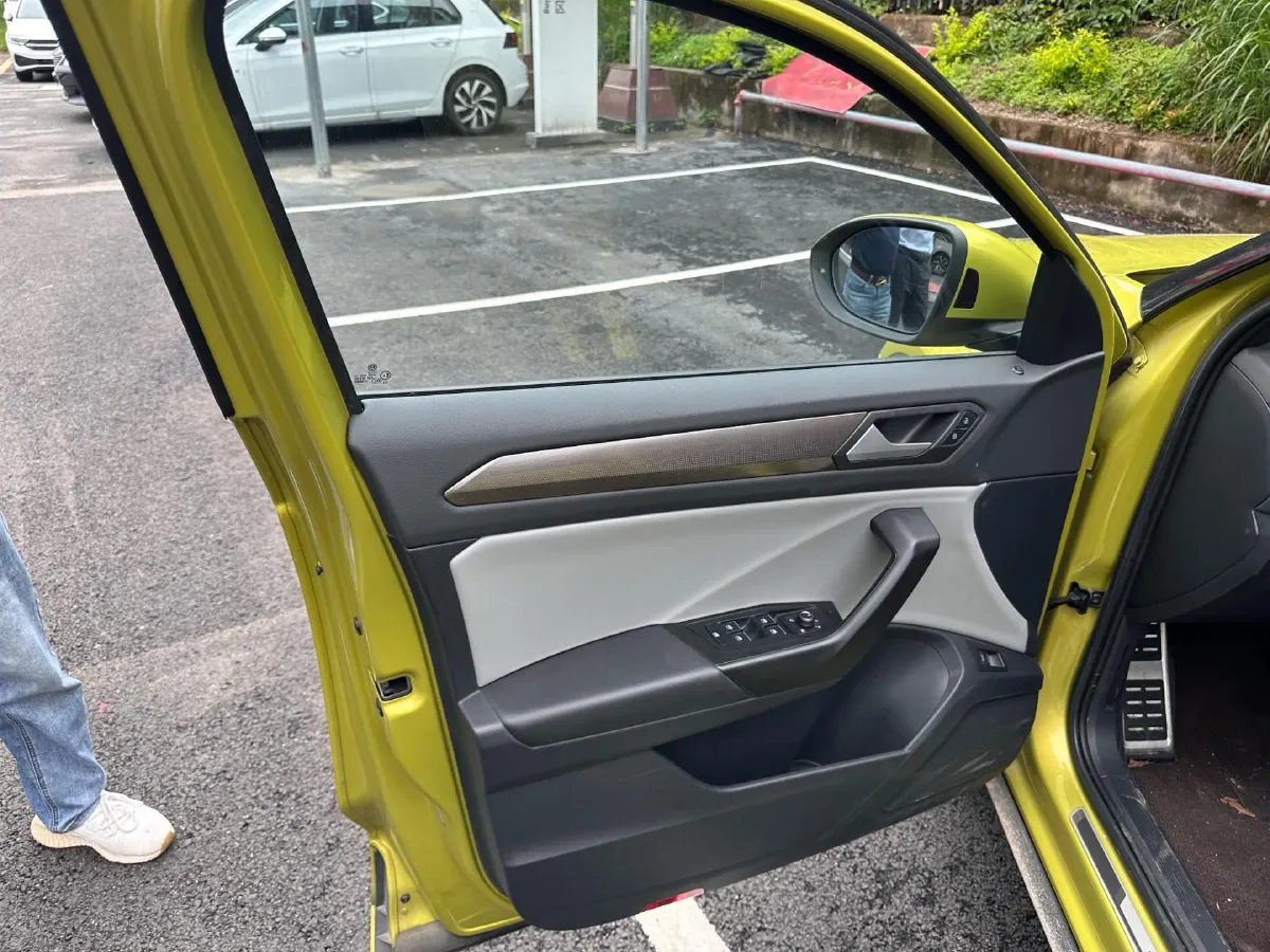 2023 Volkswagen T-Roc 1.5T 160HP L4 7DCT,autocango,china used car exporter,china ev exporter,chinese used car exporter,chinese used ev exporter