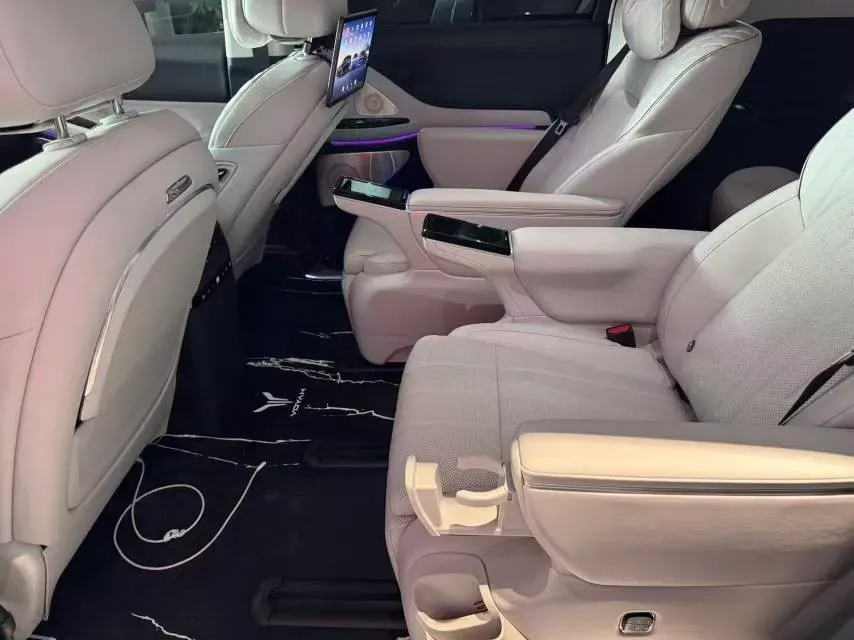 2025 Voyah Dream 1.5T 150HP L4 PHEV 41.7KWH,autocango,china used car exporter,china ev exporter,chinese used car exporter,chinese used ev exporter